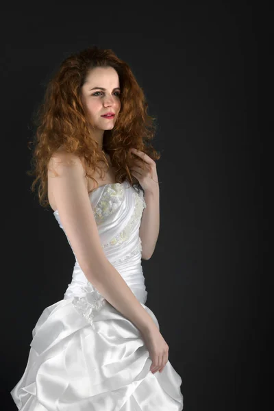 Piękna Młoda Kobieta Długimi Włosami Białej Sukience Czarnym Tle — Zdjęcie stockowe