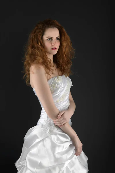 Hermosa Joven Con Pelo Largo Vestido Blanco Sobre Fondo Negro — Foto de Stock