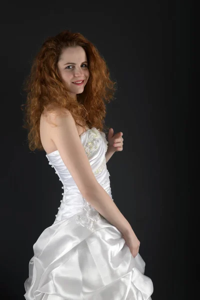 Hermosa Joven Con Pelo Largo Vestido Blanco Sobre Fondo Negro — Foto de Stock