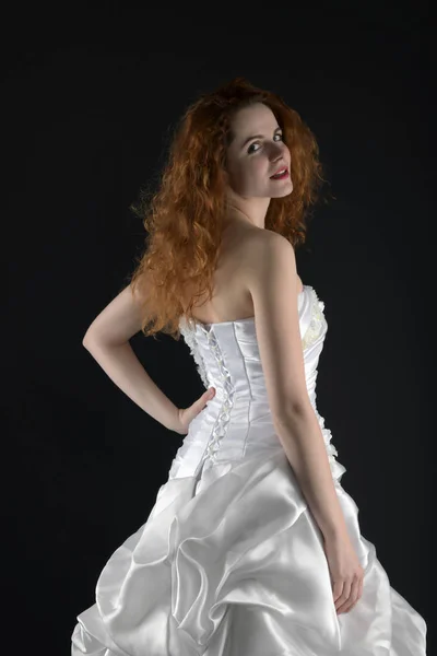 Bela Jovem Mulher Com Cabelos Longos Vestido Branco Fundo Preto — Fotografia de Stock