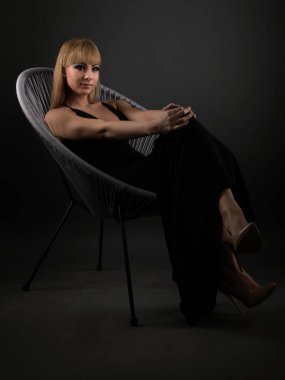 Elbise giyen akıllı sarışın bayan