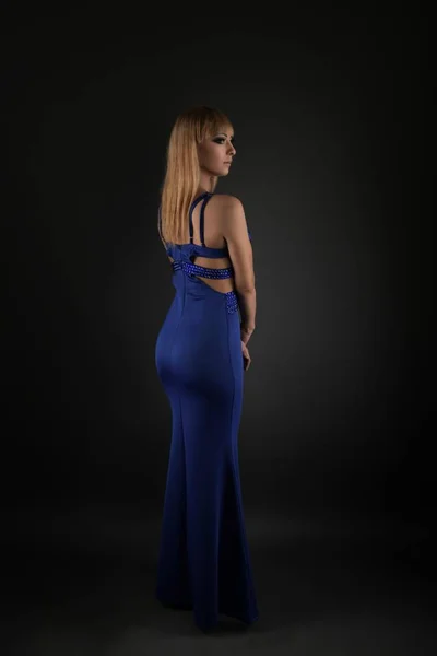 Elegante Dama Rubia Usando Vestido — Foto de Stock