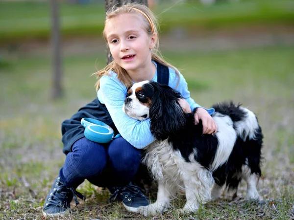 Liten Flicka Med Här Hunden — Stockfoto