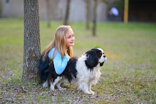 Petite Fille Marche Avec Ici Chien — Photo