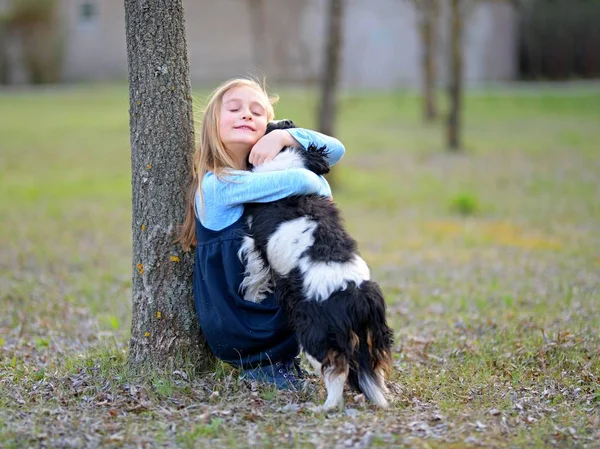 Маленька Дівчинка Гуляє Тут Собакою — стокове фото