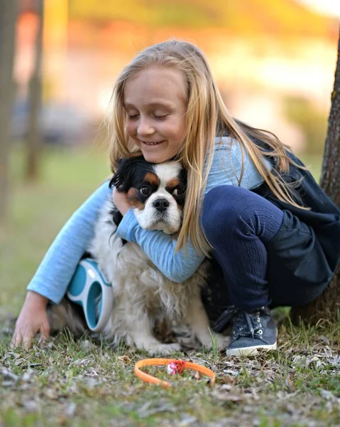 Petite Fille Marche Avec Ici Chien — Photo