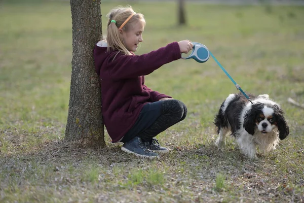 Petite Fille Marche Avec Ici Chien — Photo