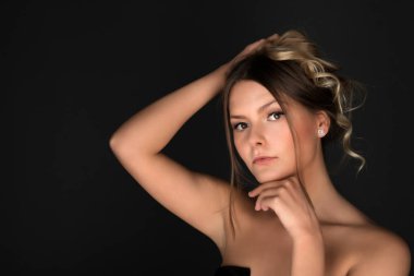 Temiz ciltli, doğal makyajlı ve gri arka planda beyaz dişli güzel bir kadın. 