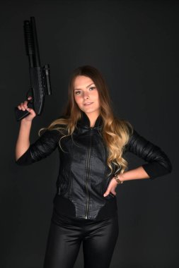 Silahlı bir kadın. Stüdyo resmi.