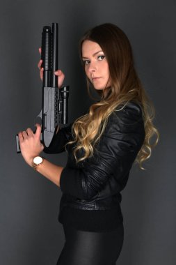 Silahlı bir kadın. Stüdyo resmi.