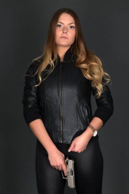 Silahlı bir kadın. Stüdyo resmi.