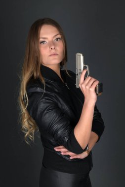 Silahlı bir kadın. Stüdyo resmi.