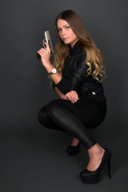 Silahlı bir kadın. Stüdyo resmi.