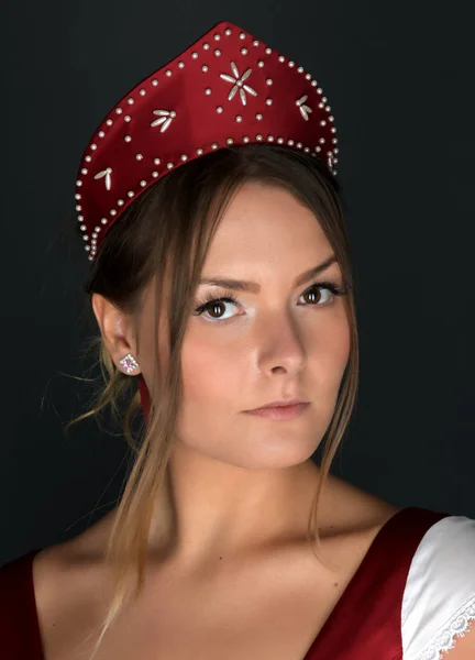 Primer Plano Retrato Joven Hermosa Mujer Rubia Corona —  Fotos de Stock