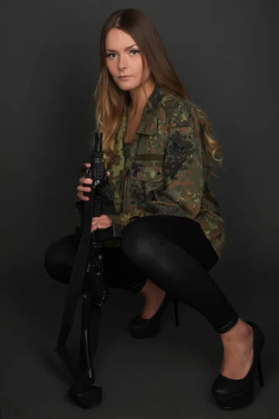 Vacker Kvinna Med Pistol Studio Porträtt — Stockfoto