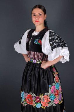 Slovak folkloru. Slovak folklor kızı. Stüdyo portresi.