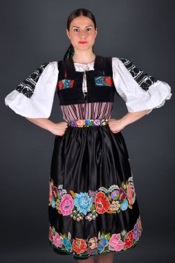 Slovak folkloru. Slovak folklor kızı. Stüdyo portresi.