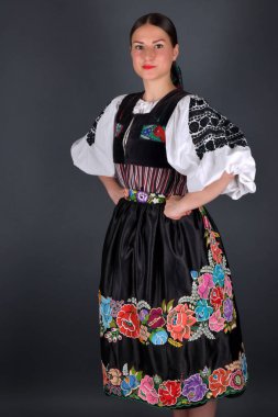 Slovak folkloru. Slovak folklor kızı. Stüdyo portresi.