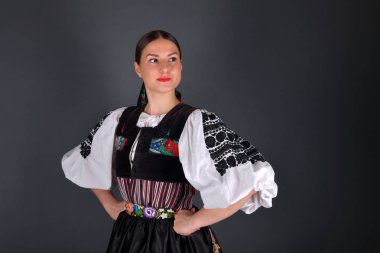 Slovak folkloru. Slovak folklor kızı. Stüdyo portresi.
