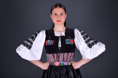 Slovak folkloru. Slovak folklor kızı. Stüdyo portresi.