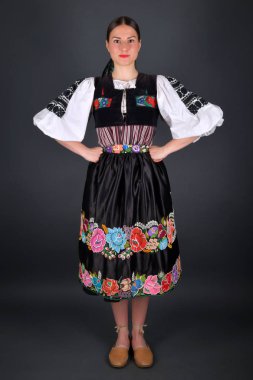 Slovak folkloru. Slovak folklor kızı. Stüdyo portresi.