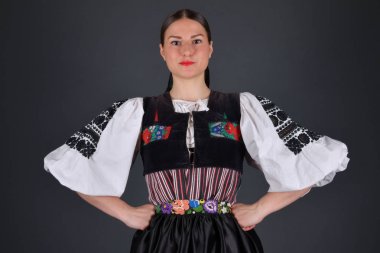 Slovak folkloru. Slovak folklor kızı. Stüdyo portresi.