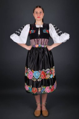 Slovak folkloru. Slovak folklor kızı. Stüdyo portresi.