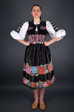 Slovak folkloru. Slovak folklor kızı. Stüdyo portresi.