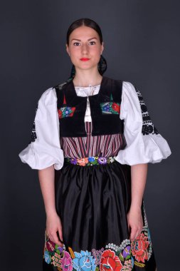 Slovak folkloru. Slovak folklor kızı. Stüdyo portresi.