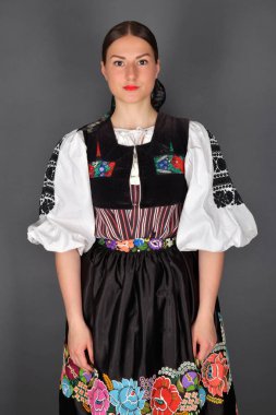 Slovak folkloru. Slovak folklor kızı. Stüdyo portresi.
