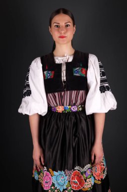 Slovak folkloru. Slovak folklor kızı. Stüdyo portresi.