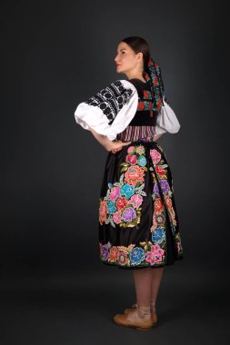 Slovak folkloru. Slovak folklor kızı. Stüdyo portresi.