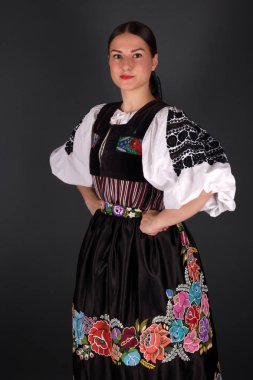 Slovak folkloru. Slovak folklor kızı. Stüdyo portresi.