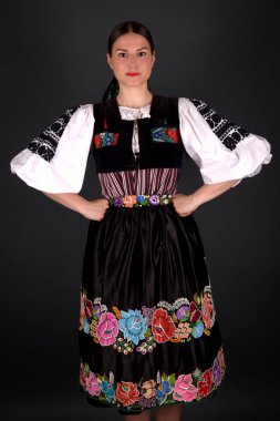Slovak folkloru. Slovak folklor kızı. Stüdyo portresi.