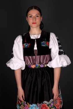 Slovak folkloru. Slovak folklor kızı. Stüdyo portresi.