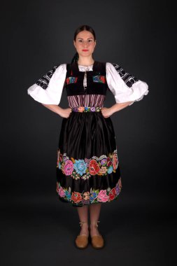 Slovak folkloru. Slovak folklor kızı. Stüdyo portresi.