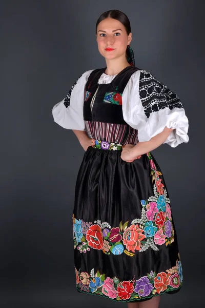 Slovak folkloru. Slovak folklor kızı. Stüdyo portresi.