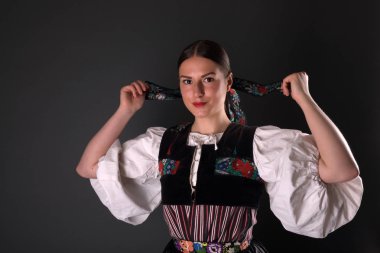 Slovak folkloru. Slovak folklor kızı. Stüdyo portresi.