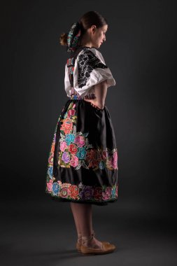 Slovak folkloru. Slovak folklor kızı. Stüdyo portresi.