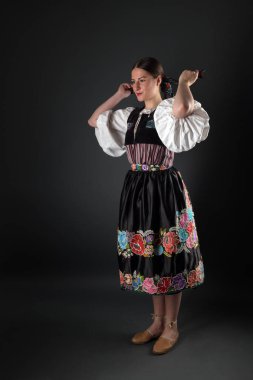 Slovak folkloru. Slovak folklor kızı. Stüdyo portresi.