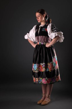 Slovak folkloru. Slovak folklor kızı. Stüdyo portresi.