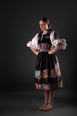 Slovak folkloru. Slovak folklor kızı. Stüdyo portresi.