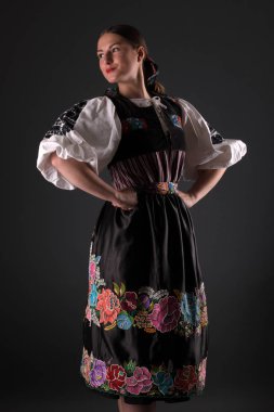Slovak folkloru. Slovak folklor kızı. Stüdyo portresi.