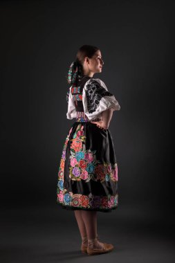 Slovak folkloru. Slovak folklor kızı. Stüdyo portresi.