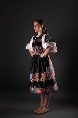 Slovak folkloru. Slovak folklor kızı. Stüdyo portresi.