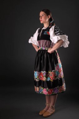 Slovak folkloru. Slovak folklor kızı. Stüdyo portresi.