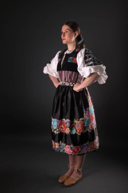 Slovak folkloru. Slovak folklor kızı. Stüdyo portresi.