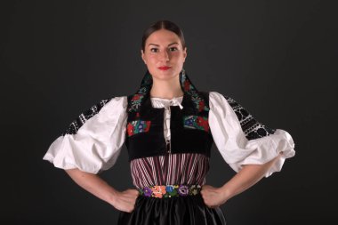 Slovak folkloru. Slovak folklor kızı. Stüdyo portresi.