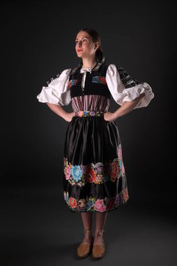 Slovak folkloru. Slovak folklor kızı. Stüdyo portresi.