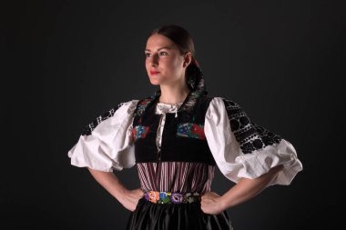 Slovak folkloru. Slovak folklor kızı. Stüdyo portresi.